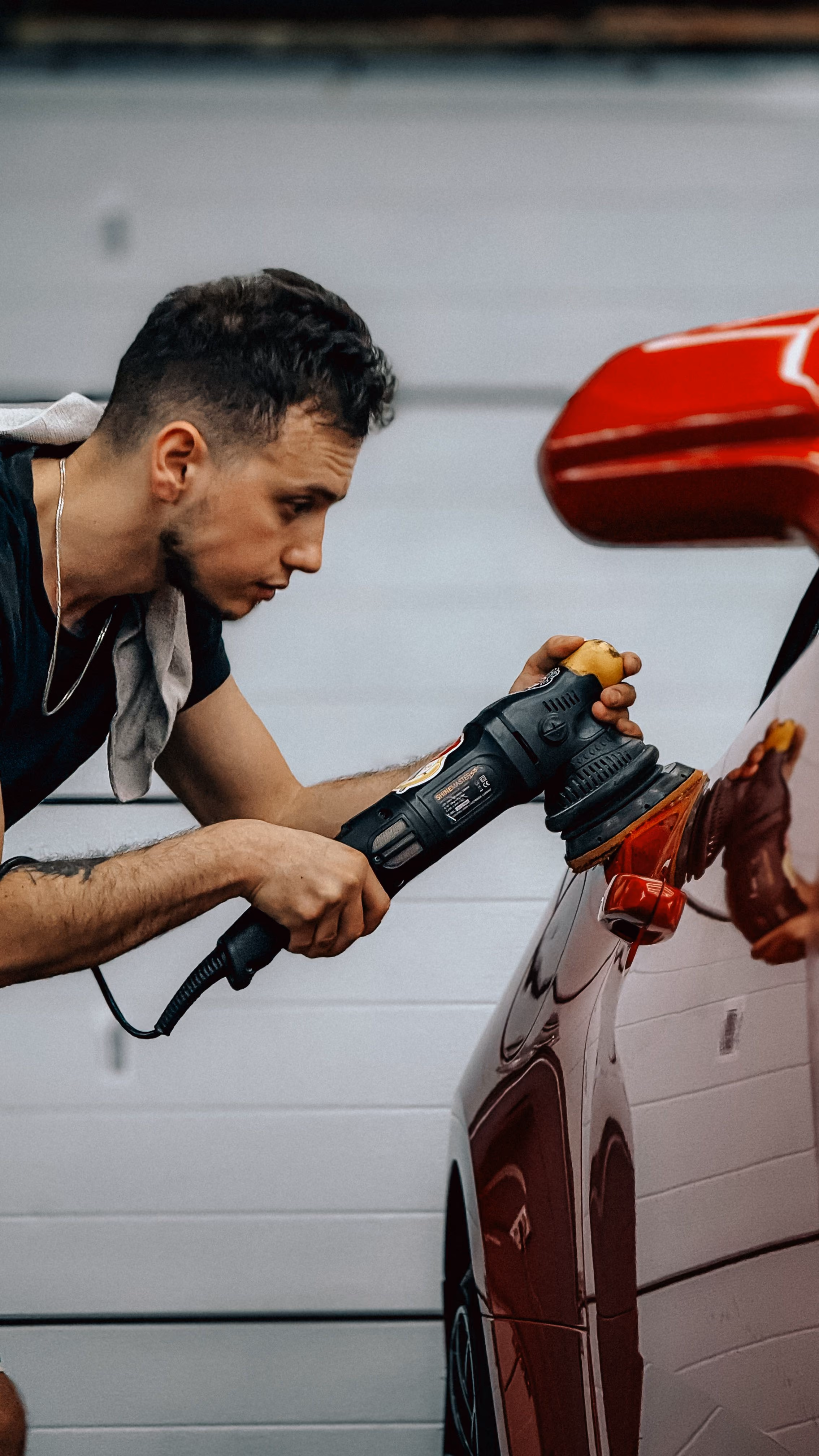 Kırmızı aracı pasta makinesiyle parlatan usta